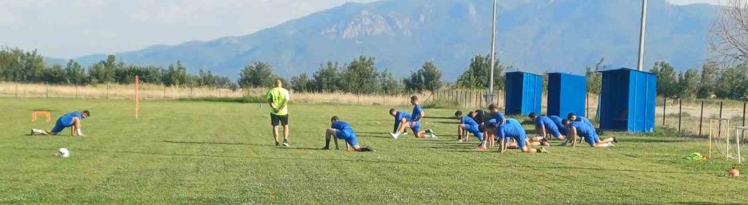 Παίκτες της Λυγαριάς στην πρώτη προπόνηση της σεζόν με φόντο τα Τρίκαλα