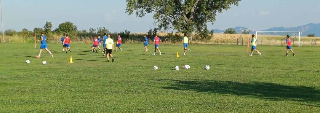 Παίκτες της Λυγαριάς στην πρώτη προπόνηση της σεζόν με φόντο τα Τρίκαλα