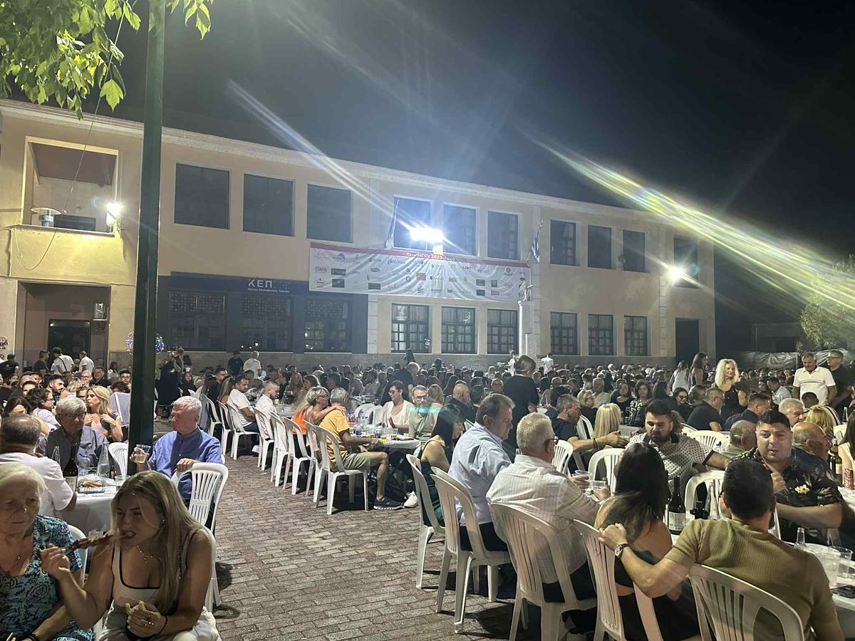 Κατάμεστη η πλατεία Νεοχωρίου στον ετήσιο χορό του «Διγενή» με πλήθος τραπεζιών και επισκεπτών.