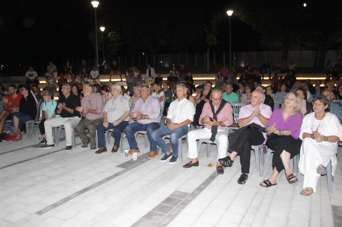 Κάτοικοι και επισκέπτες τραγουδούν και χειροκροτούν στη διάρκεια της συναυλίας.