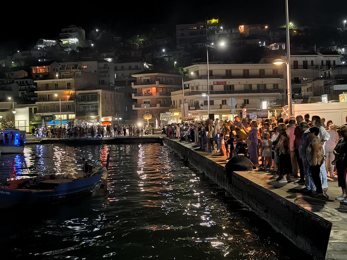 Με επιτυχία πραγματοποιήθηκε το παραδοσιακό δρώμενο της Βαρκαρόλας στην Αμφιλοχία