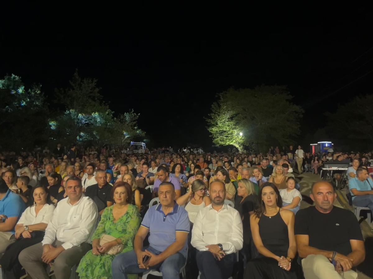 Μαγική βραδιά με την Ελένη Τσαλιγοπούλου στον Παμισό Ποταμό 4 Συναυλία της Ελένης Τσαλιγοπούλου στον Παμισό Ποταμό στο Μουζάκι, με το κοινό να απολαμβάνει τη μουσική σε φυσικό υπαίθριο χώρο.