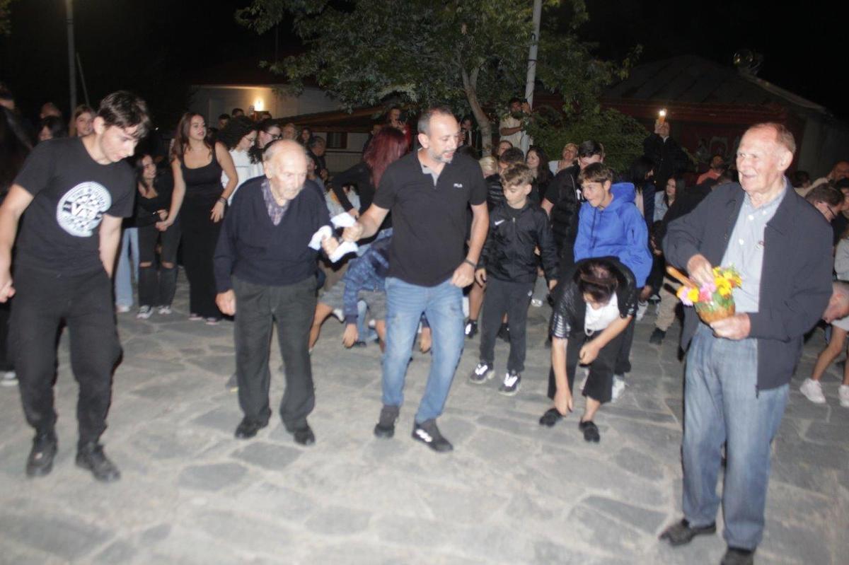 Κόσμος και τοπικοί φορείς στη γιορτή του παραδοσιακού εθίμου «Πιπέρι» στην πλατεία της Μεσοχώρας.