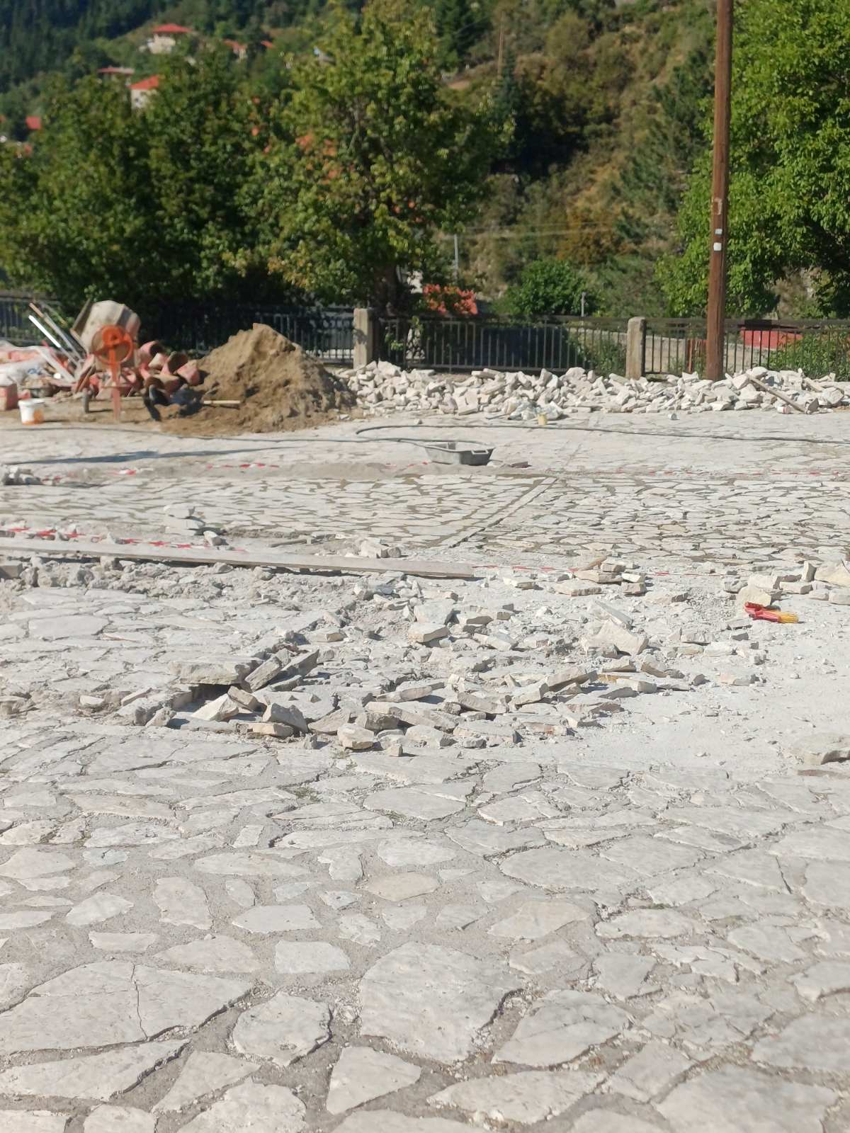 Εργασίες αποκατάστασης πλακόστρωτου στην Κρανιά και νέα παιδική χαρά στα Δολιανά από τον Δήμο Μετεώρων