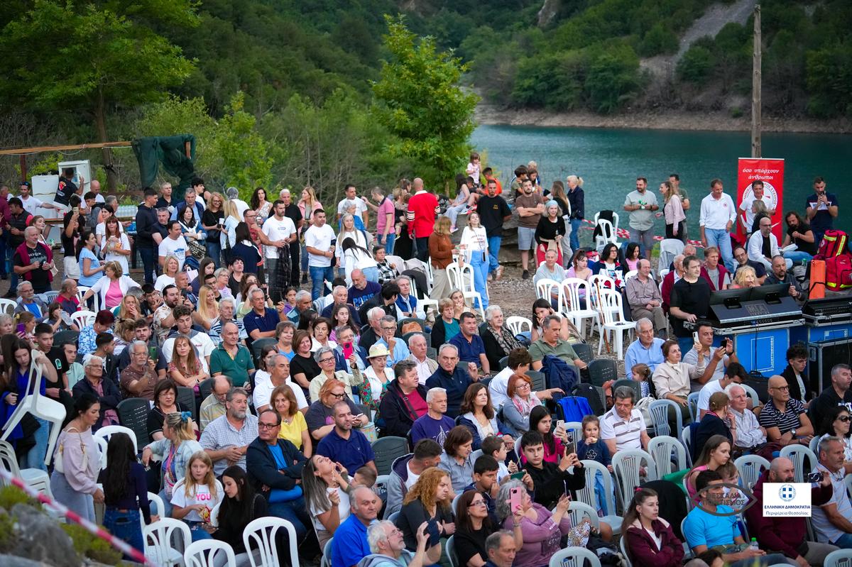 Το κοινό απολαμβάνει τη συναυλία του Κώστα Μακεδόνα στη Λίμνη Στεφανιάδα