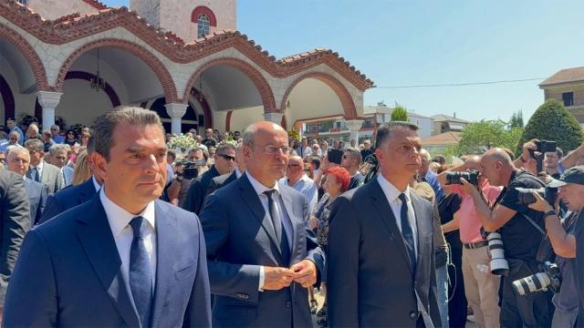 Ο Κώστας Σκρέκας τίμησε τον Απόστολο Βεσυρόπουλο 2 Ο Κώστας Σκρέκας στην κηδεία του Απόστολου Βεσυρόπουλου στην Αλεξάνδρεια Ημαθίας