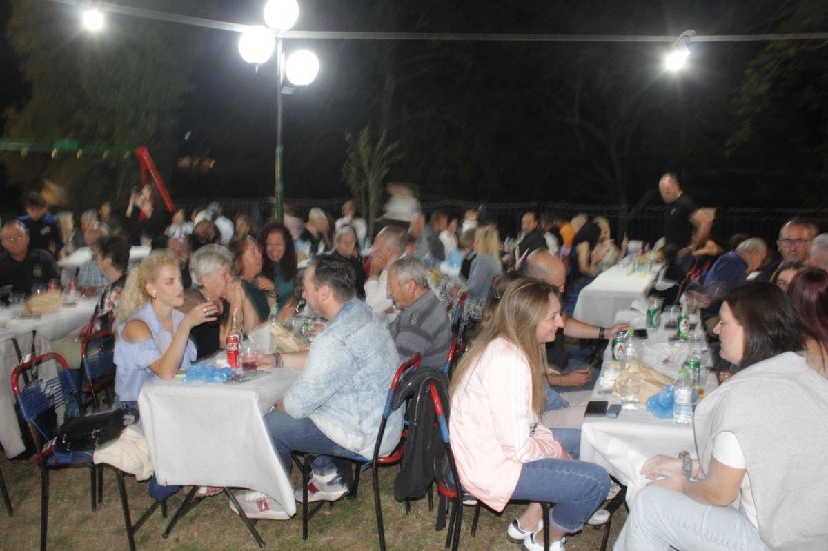 Δημοτική βραδιά στο Πετροχώρι από τον Πολιτιστικό Σύλλογο 3 δημοτική βραδιά στο Πετροχώρι με ζωντανή μουσική και χορό.