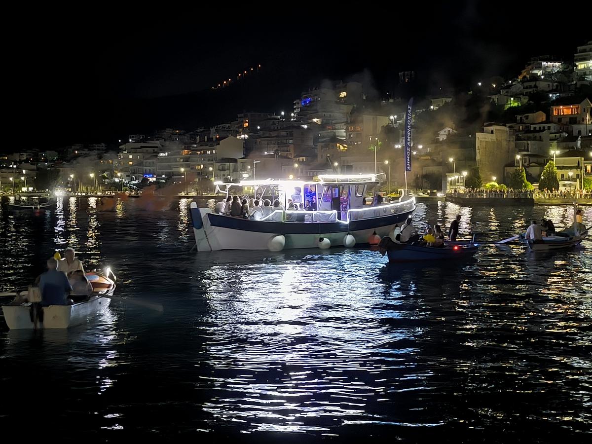 Με επιτυχία πραγματοποιήθηκε το παραδοσιακό δρώμενο της Βαρκαρόλας στην Αμφιλοχία