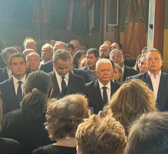 Ο Κώστας Σκρέκας τίμησε τον Απόστολο Βεσυρόπουλο 3 Ο Κώστας Σκρέκας στην κηδεία του Απόστολου Βεσυρόπουλου στην Αλεξάνδρεια Ημαθίας
