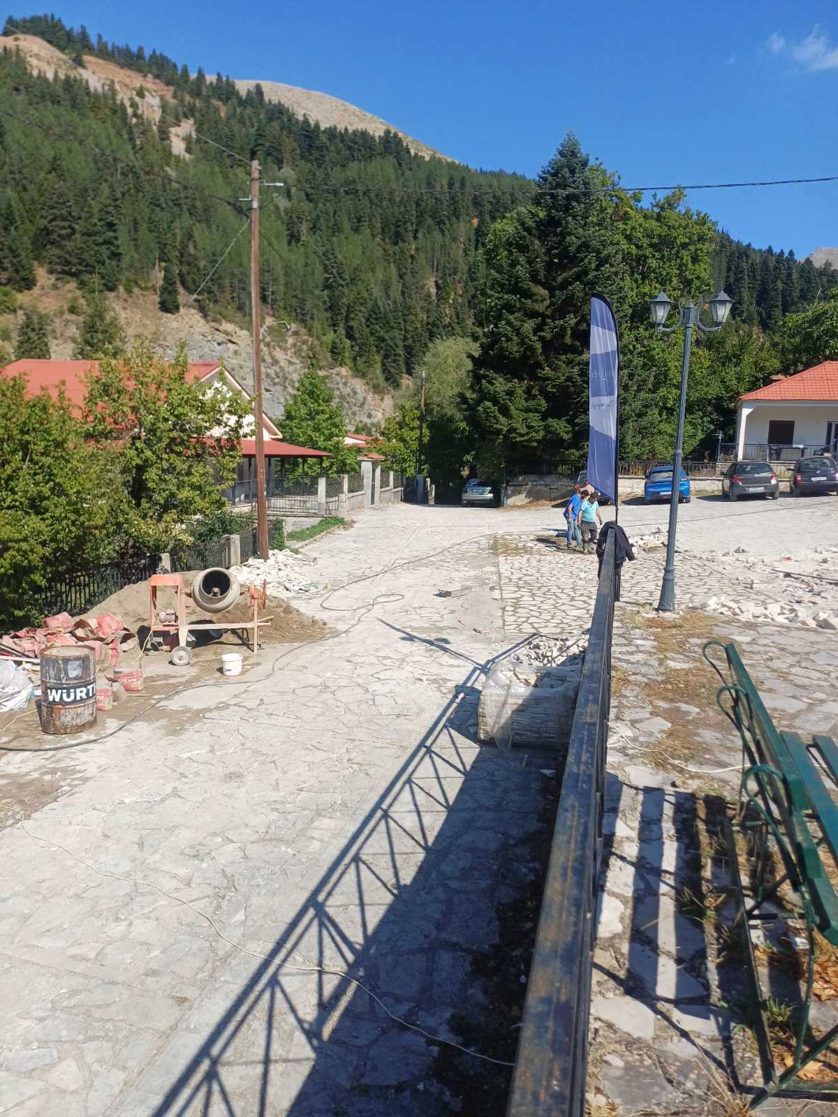 Εργασίες αποκατάστασης πλακόστρωτου στην Κρανιά και νέα παιδική χαρά στα Δολιανά από τον Δήμο Μετεώρων