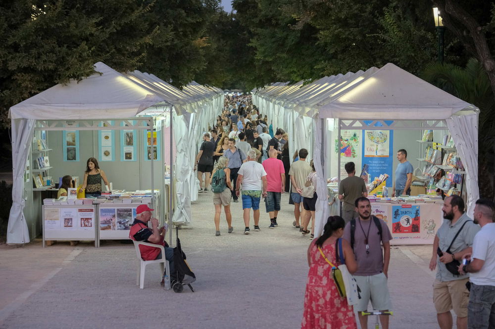 Κοινό περιηγείται στα περίπτερα.