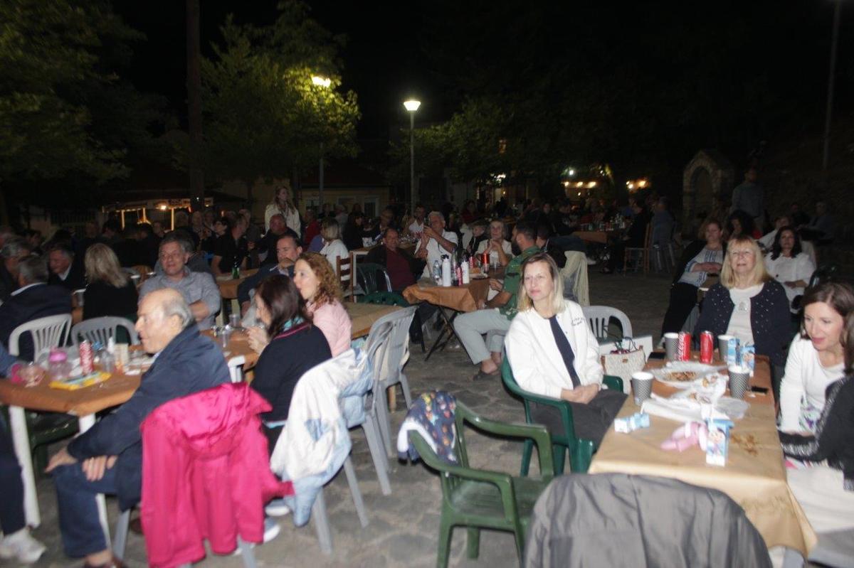 Κόσμος και τοπικοί φορείς στη γιορτή του παραδοσιακού εθίμου «Πιπέρι» στην πλατεία της Μεσοχώρας.