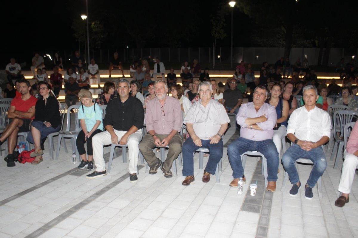 Κάτοικοι και επισκέπτες τραγουδούν και χειροκροτούν στη διάρκεια της συναυλίας.