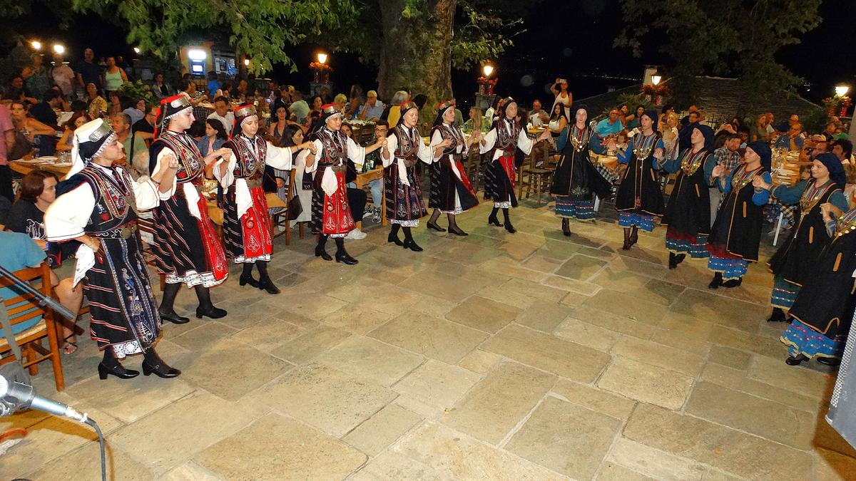 Ζωντάνεψε η παράδοση στον Άγιο Γεώργιο Νηλείας – Χιλιάδες βήματα σε μια νύχτα πολιτισμού, μουσικής & μνήμης