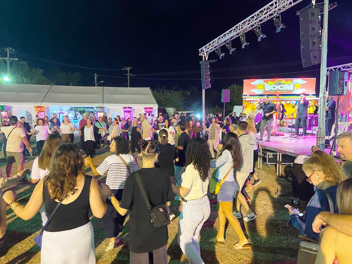 Επισκέπτες χορεύουν με παραδοσιακή μουσική στο Τρικαλινό Παζάρι 2025 στα Τρίκαλα
