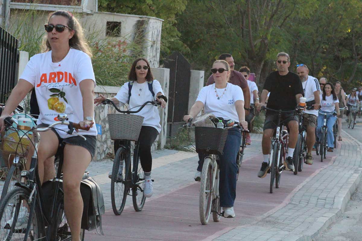 Ποδηλάτες και ποδηλάτισσες σε ποδηλατόδρομο των Τρικάλων κατά τη διάρκεια της Ευρωπαϊκής Εβδομάδας Κινητικότητας.