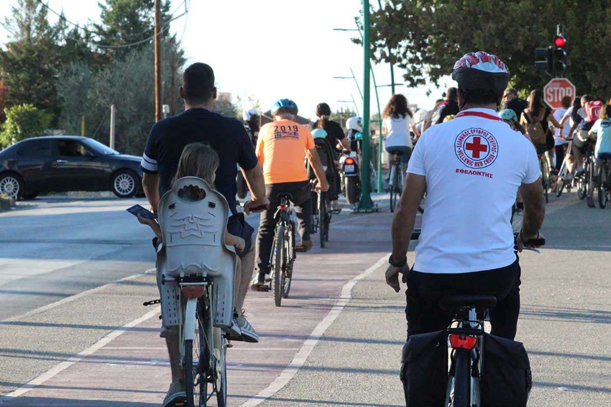 Ποδηλάτες και ποδηλάτισσες σε ποδηλατόδρομο των Τρικάλων κατά τη διάρκεια της Ευρωπαϊκής Εβδομάδας Κινητικότητας.