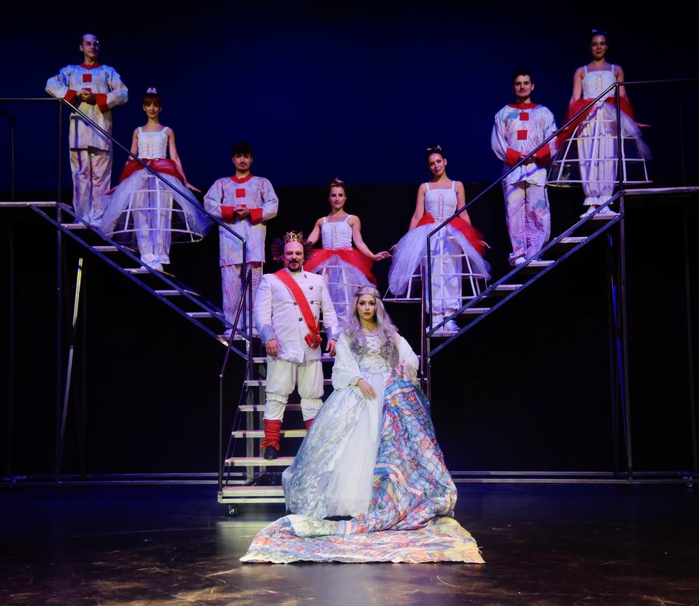 Προωθητική εικόνα για την παράσταση 'Η Παπλωματού'