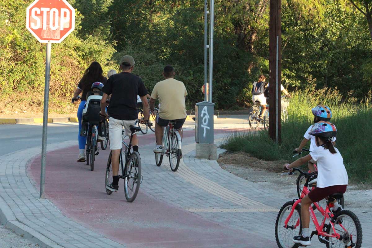 Ποδηλάτες και ποδηλάτισσες σε ποδηλατόδρομο των Τρικάλων κατά τη διάρκεια της Ευρωπαϊκής Εβδομάδας Κινητικότητας.