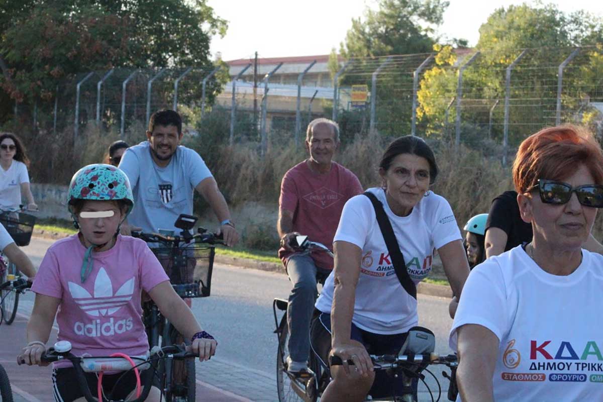 Ποδηλάτες και ποδηλάτισσες σε ποδηλατόδρομο των Τρικάλων κατά τη διάρκεια της Ευρωπαϊκής Εβδομάδας Κινητικότητας.