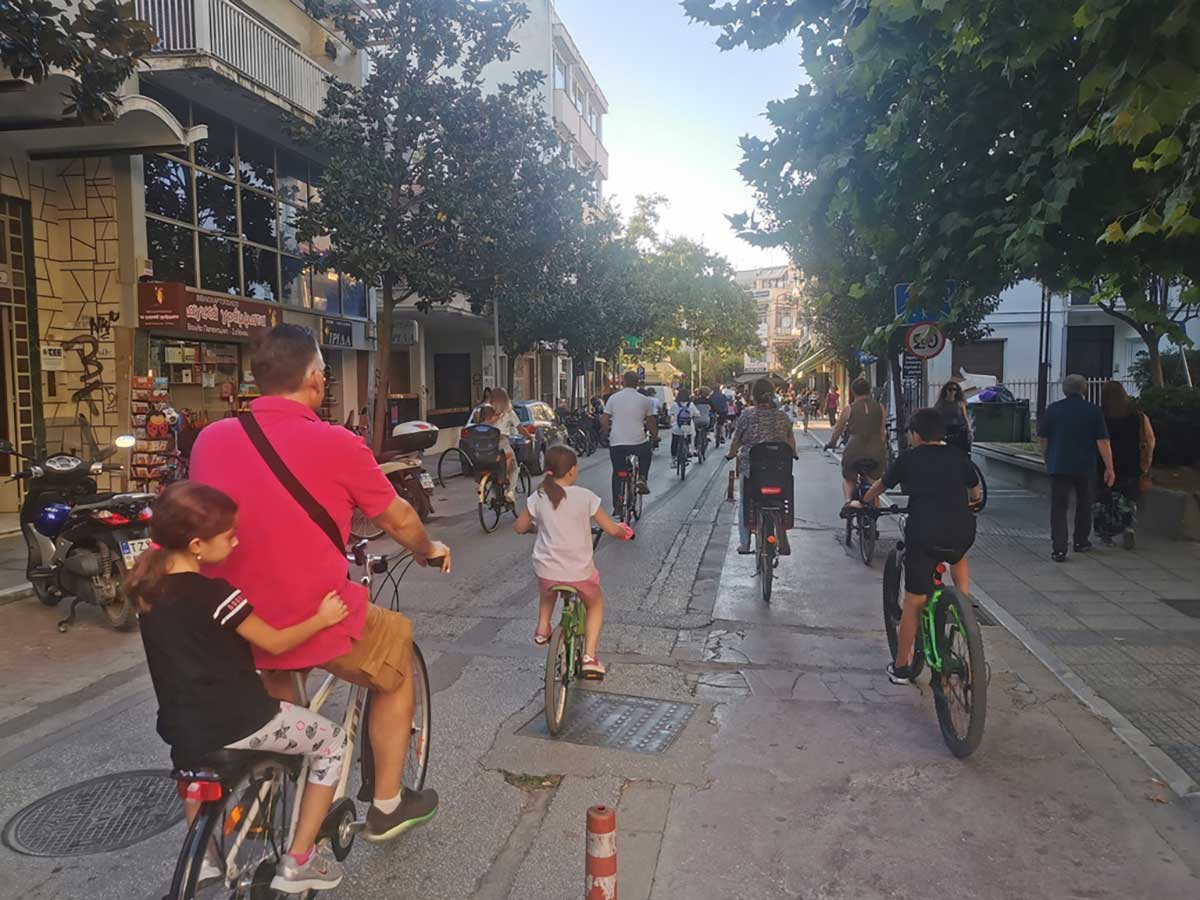 Ποδηλάτες και ποδηλάτισσες σε ποδηλατόδρομο των Τρικάλων κατά τη διάρκεια της Ευρωπαϊκής Εβδομάδας Κινητικότητας.