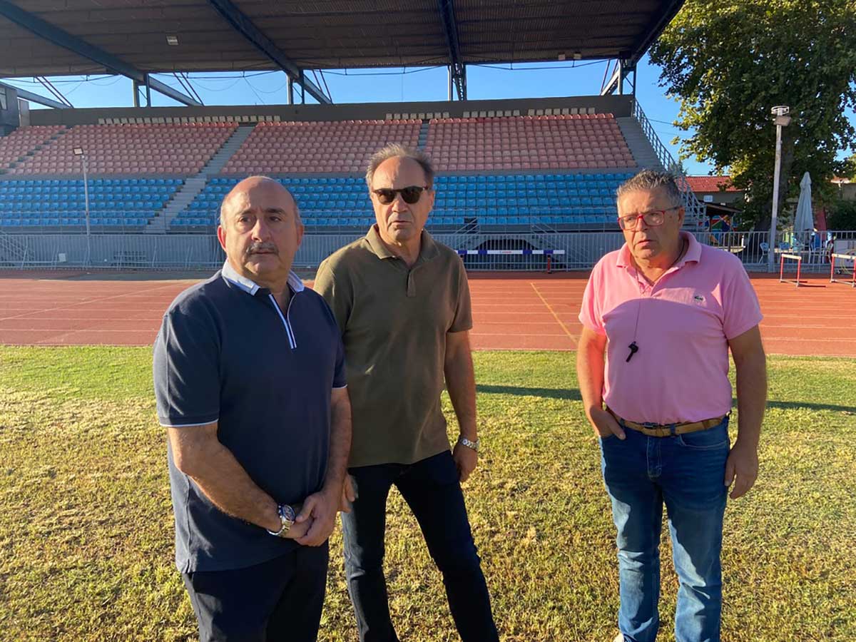 Ο Δήμαρχος Τρικκαίων Νίκος Σακκάς στο Δημοτικό Στάδιο Τρικάλων κατά την επίσκεψή του για την επανασπορά του γηπέδου
