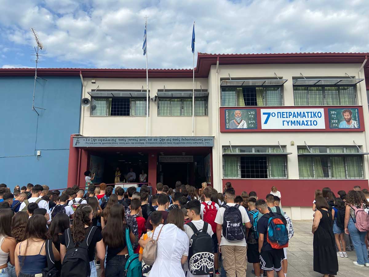Ο Δήμαρχος Τρικκαίων Νίκος Σακκάς σε αγιασμό σχολείου ευχόμενος γόνιμη σχολική χρονιά σε μαθητές και εκπαιδευτικούς