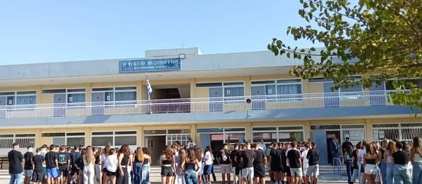 Αγιασμός στο 1ο Λύκειο Ιεράς Πόλεως Μεσολογγίου - Παλαμαϊκή Σχολή μετά την ολοκλήρωση της κτιριακής αναβάθμισης μέσω του προγράμματος «Μαριέττα Γιαννάκου»