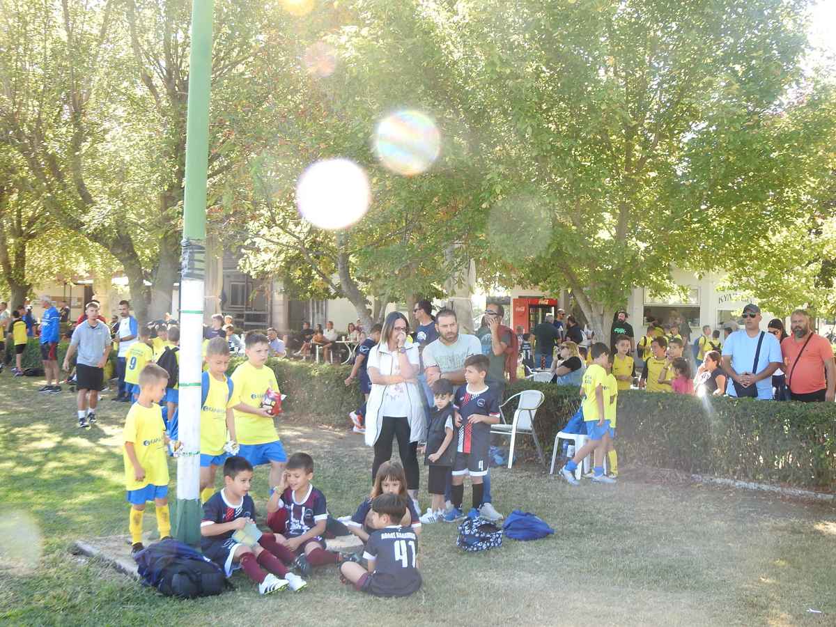 Παιδιά παίζουν ποδόσφαιρο στο Πανθεσσαλικό Τουρνουά στη Μπαλκούρα