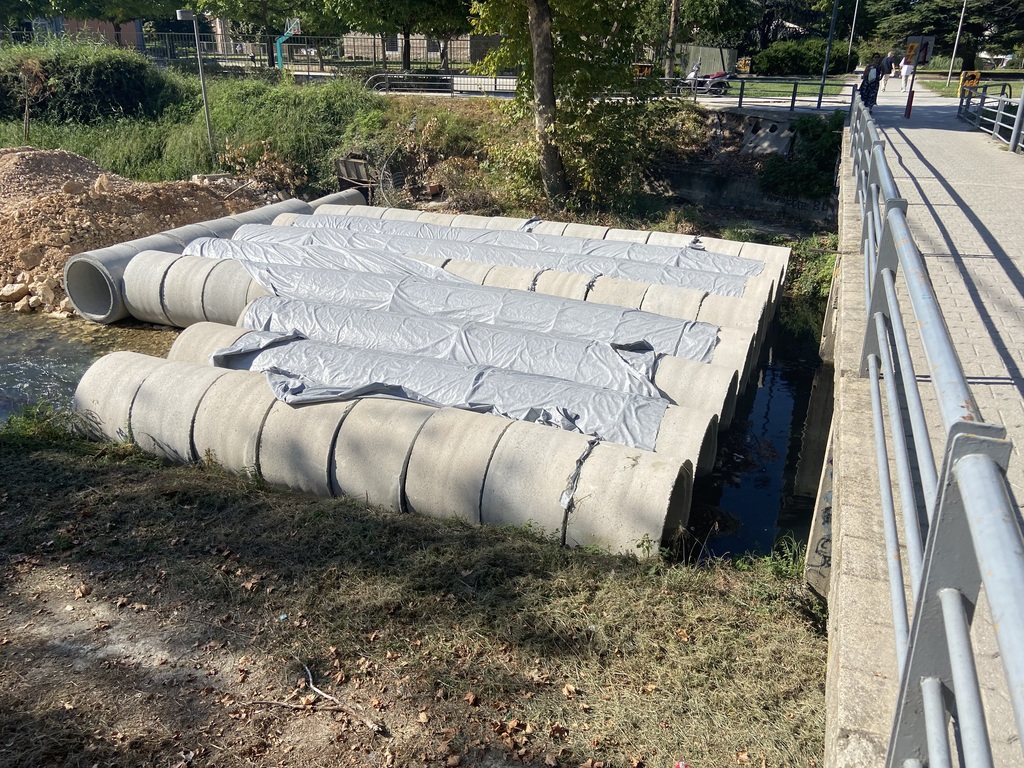 Παλιό κατάστρωμα και σωληνωτά έργα νέας γέφυρας Αγίου Κωνσταντίνου Τρίκαλα