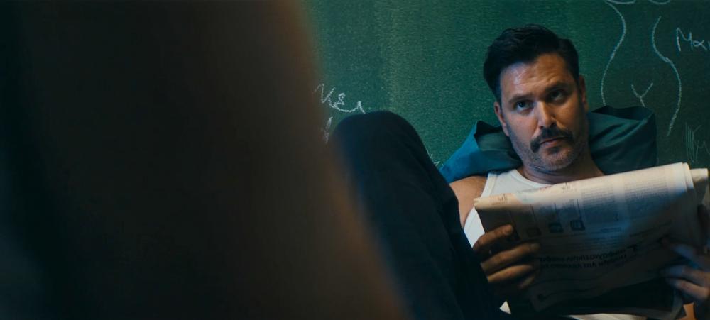 Στιγμιότυπο από το 2ο επεισόδιο της σειράς «Γιατί Ρε Πατέρα;»