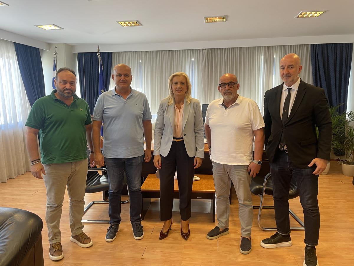 Η Ρένα Καραλαριώτου με τον Δήμαρχο Φαρκαδόνας Σπύρο Αγναντή κατά τη συνάντησή τους στην Αποκεντρωμένη Διοίκηση
