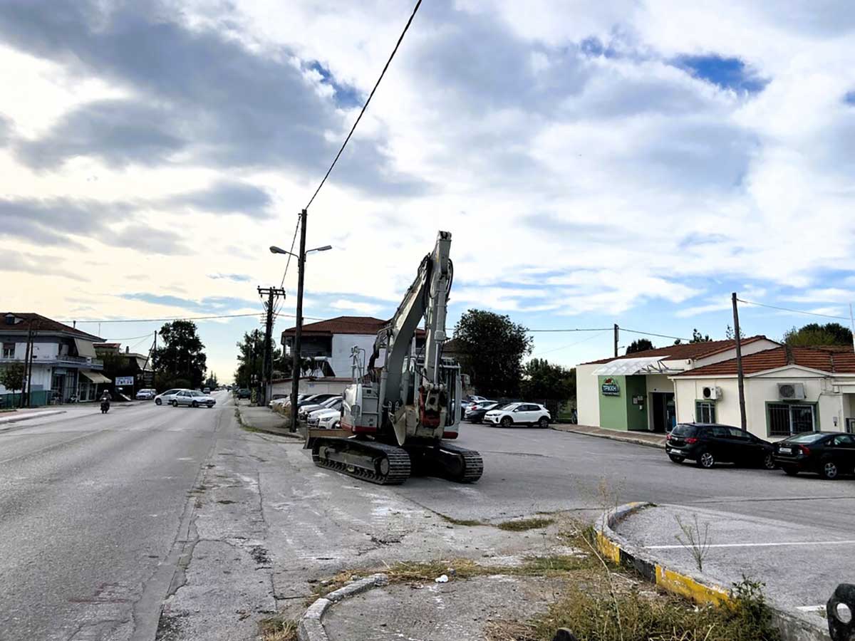 Κατασκευή νέων πεζοδρομίων στη δεξιά πλευρά της οδού Καρδίτσης στα Τρίκαλα από συνεργεία του Δήμου Τρικκαίων