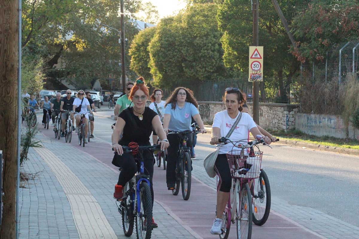 Ποδηλάτες και ποδηλάτισσες σε ποδηλατόδρομο των Τρικάλων κατά τη διάρκεια της Ευρωπαϊκής Εβδομάδας Κινητικότητας.