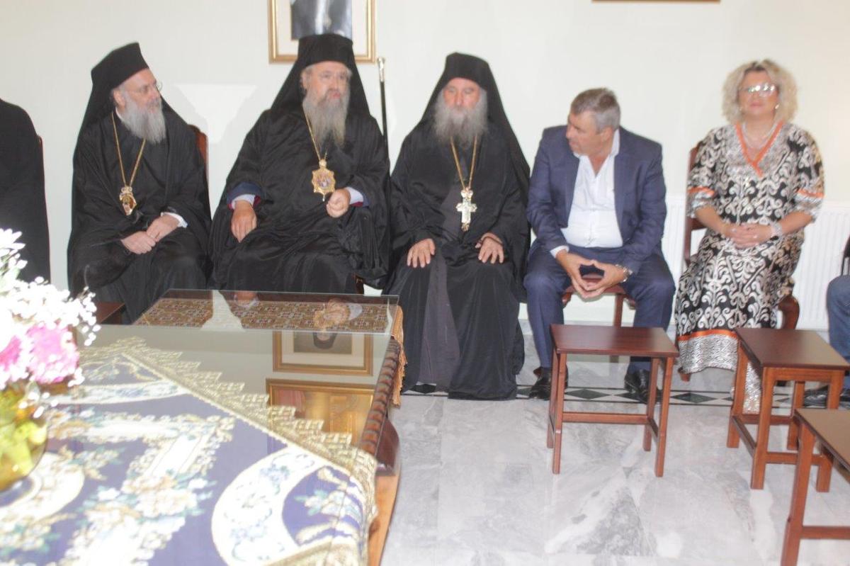 τιγμιότυπο από τον Μέγα Αρχιερατικό Εσπερινό στη Μονή Αγίου Βησσαρίωνος Δούσικου με την παρουσία του Δημάρχου Πύλης Κώστα Μαράβα