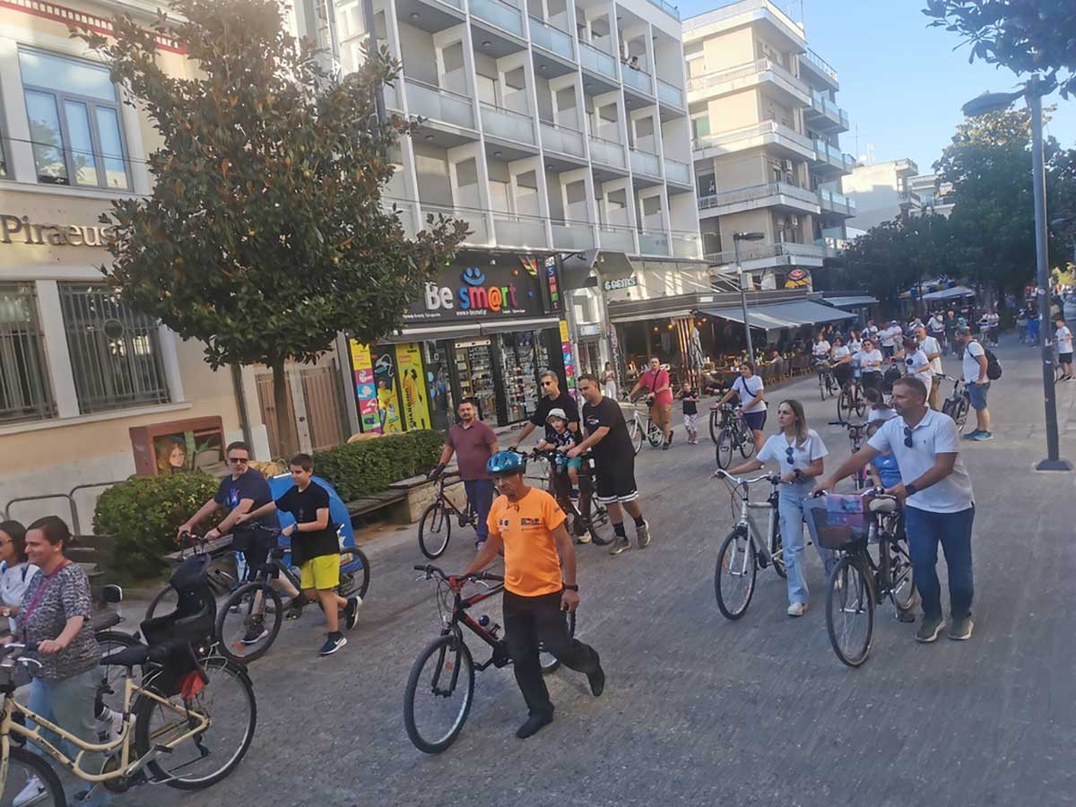 Ποδηλάτες και ποδηλάτισσες σε ποδηλατόδρομο των Τρικάλων κατά τη διάρκεια της Ευρωπαϊκής Εβδομάδας Κινητικότητας.