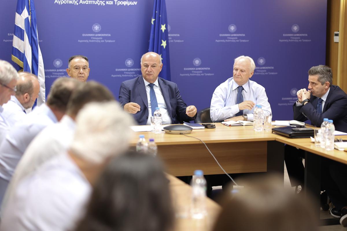Προώθ.:  Δ.Τ Σύσκεψη Κώστα Τσιάρα με Περιφερειάρχες για την ευλογιά – Σχέδιο δέκα ημερών με σταθμούς απολύμανσης σε οδικούς άξονες και αυστηροποίηση μέτρων