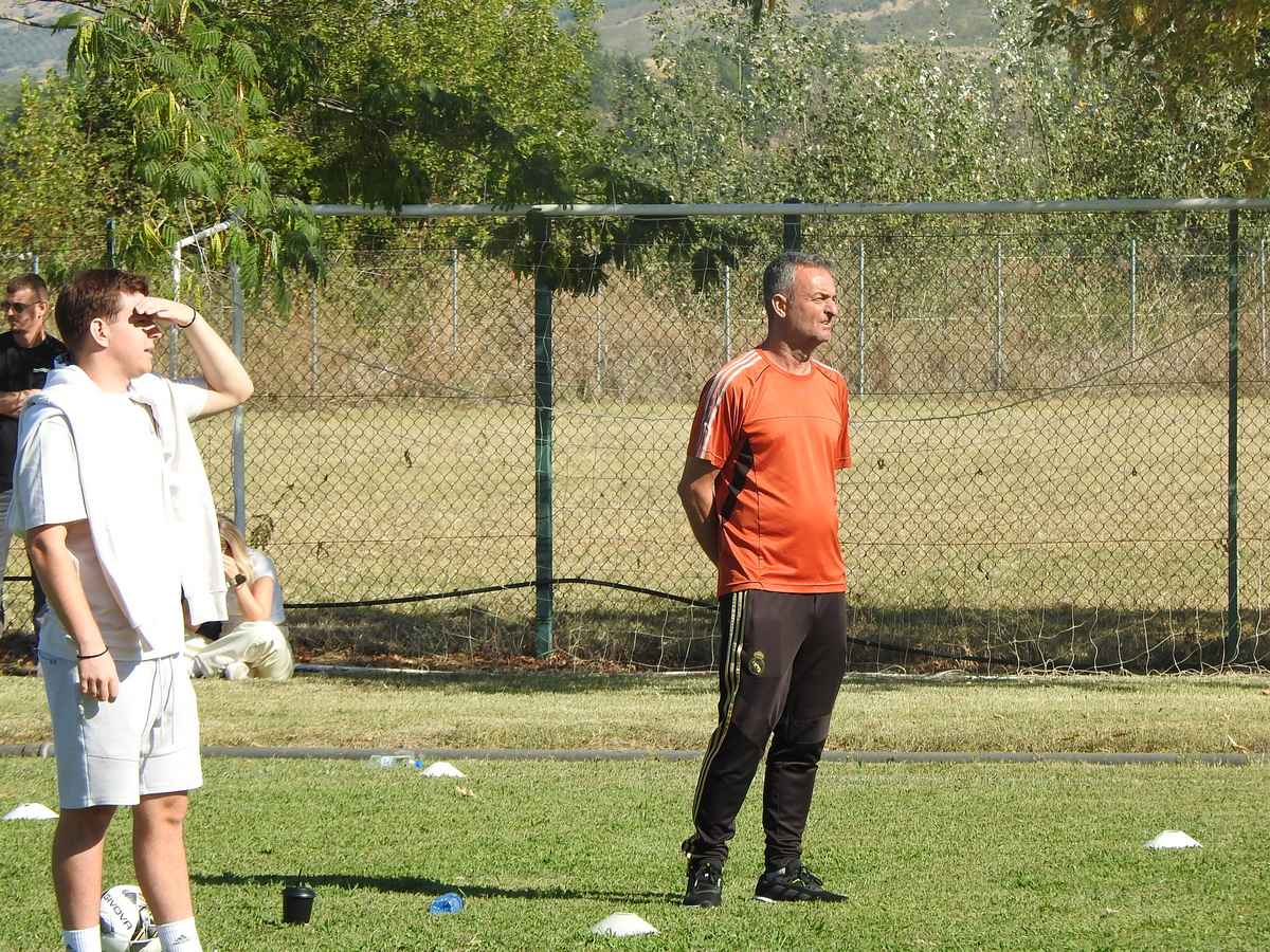 Παιδιά παίζουν ποδόσφαιρο στο Πανθεσσαλικό Τουρνουά στη Μπαλκούρα