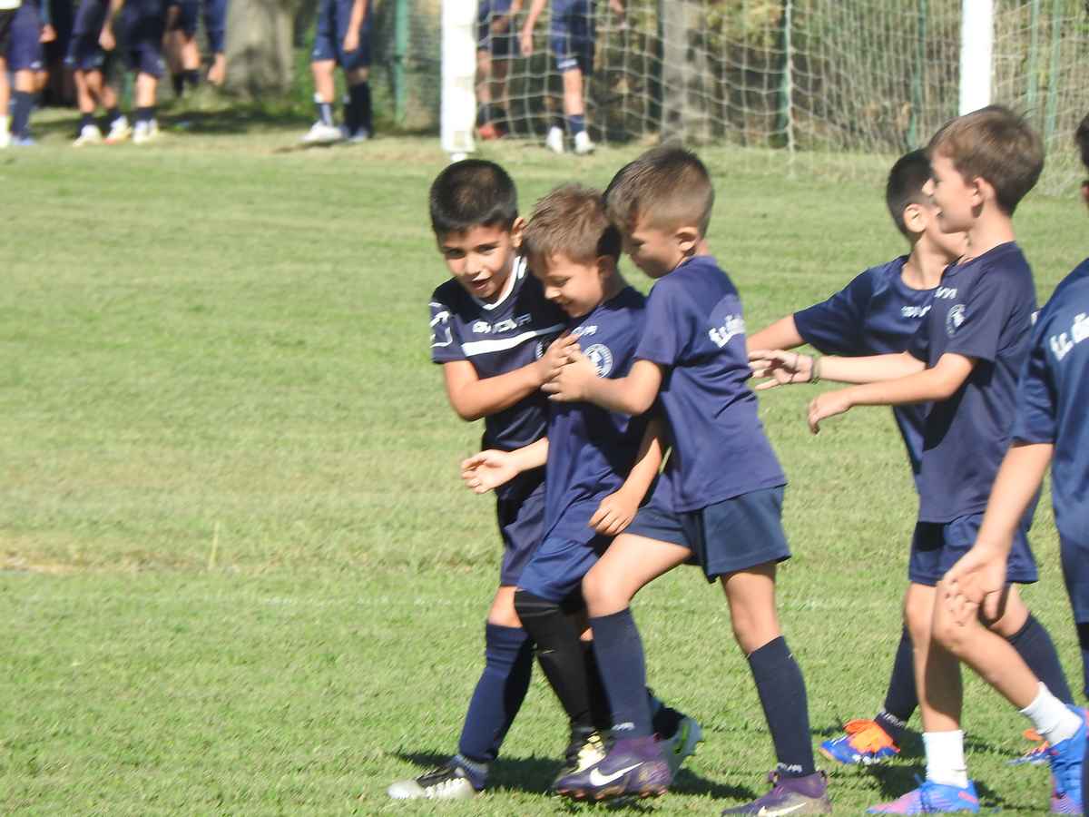Παιδιά παίζουν ποδόσφαιρο στο Πανθεσσαλικό Τουρνουά στη Μπαλκούρα