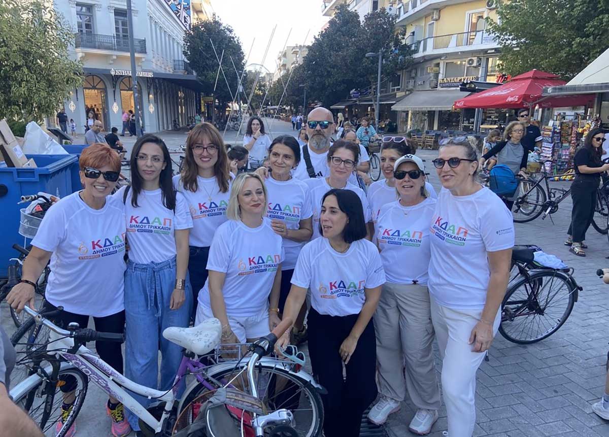 Ποδηλάτες και ποδηλάτισσες σε ποδηλατόδρομο των Τρικάλων κατά τη διάρκεια της Ευρωπαϊκής Εβδομάδας Κινητικότητας.