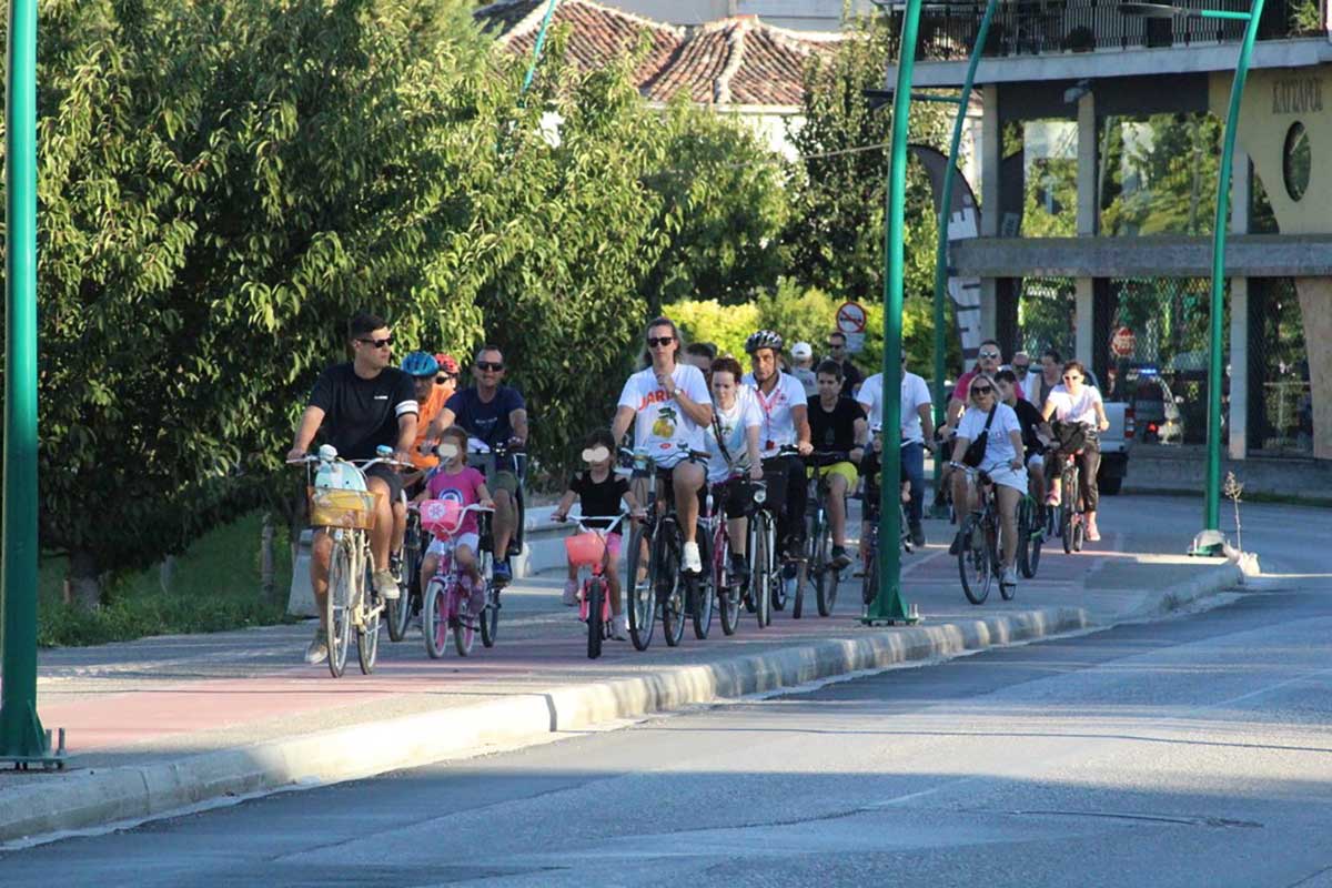 Ποδηλάτες και ποδηλάτισσες σε ποδηλατόδρομο των Τρικάλων κατά τη διάρκεια της Ευρωπαϊκής Εβδομάδας Κινητικότητας.