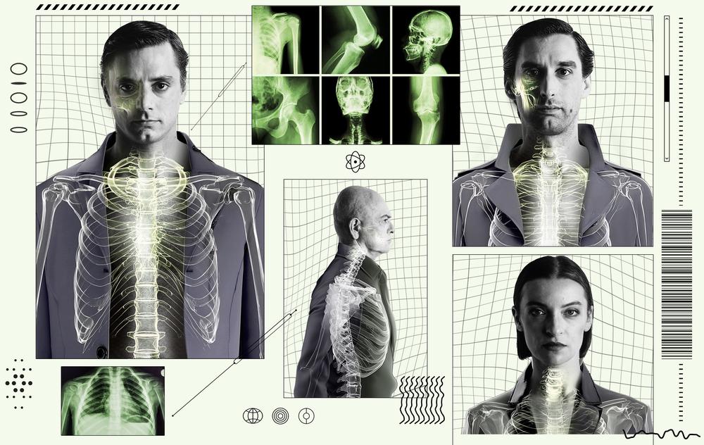 Το σύνολο των ηθοποιών σε σκηνή της παράστασης «Η Δίκη» του Άρη Μπινιάρη