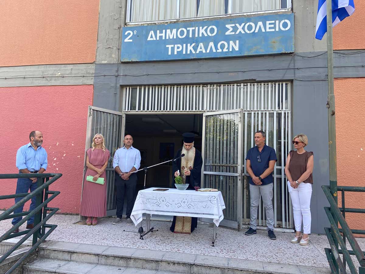 Ο Δήμαρχος Τρικκαίων Νίκος Σακκάς σε αγιασμό σχολείου ευχόμενος γόνιμη σχολική χρονιά σε μαθητές και εκπαιδευτικούς