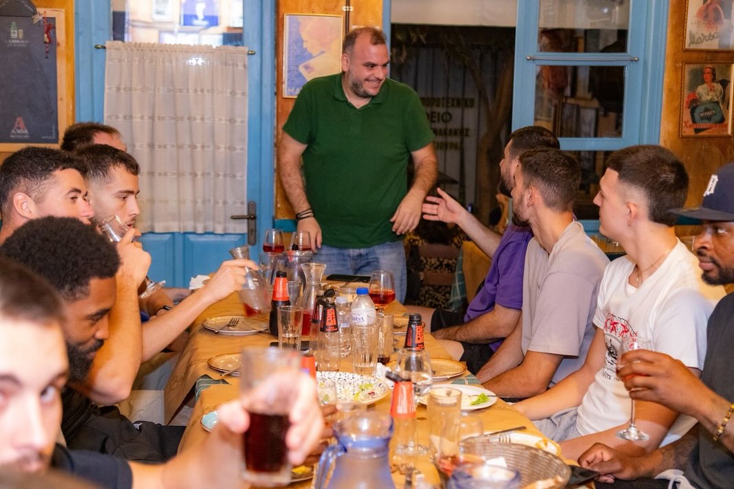 Η ομάδα μπάσκετ του ΑΟ Τρίκαλα στο Λαδοφάναρο σε γεύμα στήριξης πριν τη νέα αγωνιστική σεζόν