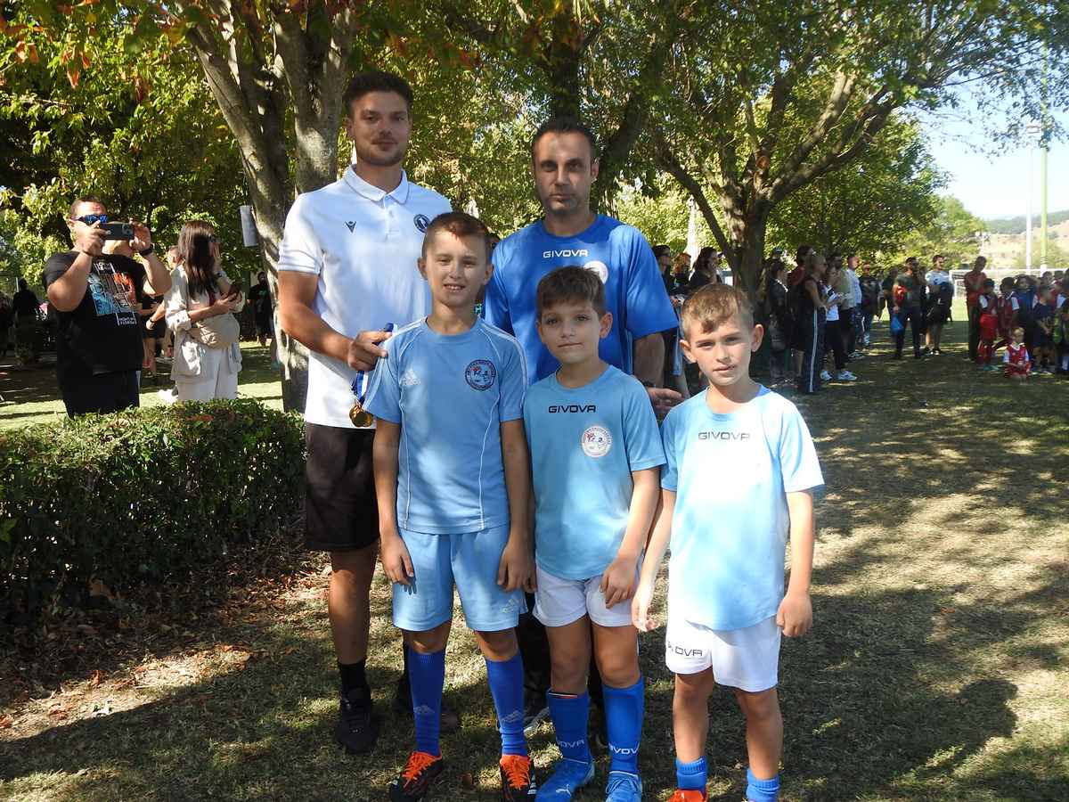 Παιδιά παίζουν ποδόσφαιρο στο Πανθεσσαλικό Τουρνουά στη Μπαλκούρα