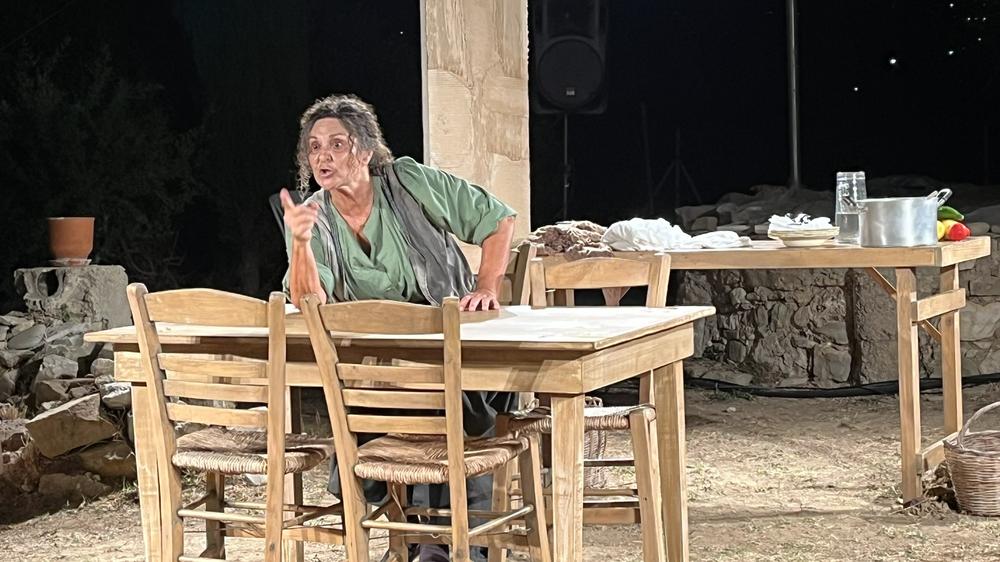 Στιγμιότυπο από την παράσταση Αγάπη Παράνομη