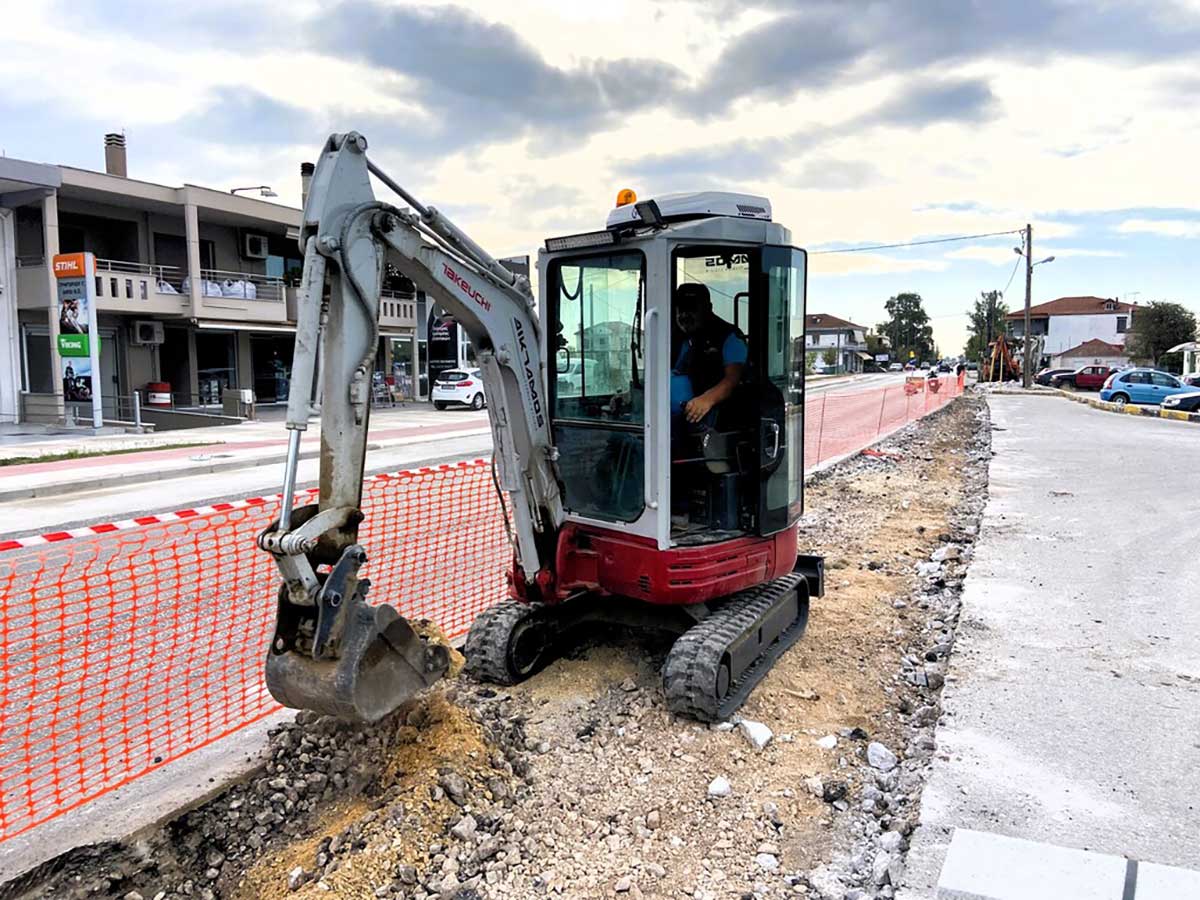 Κατασκευή νέων πεζοδρομίων στη δεξιά πλευρά της οδού Καρδίτσης στα Τρίκαλα από συνεργεία του Δήμου Τρικκαίων