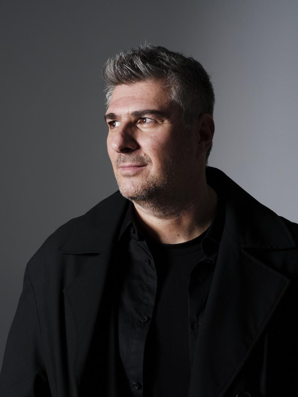 Ο Νίκος Μωραΐτης, παρουσιαστής της εκπομπής «Ποιος είσαι τελικά;»