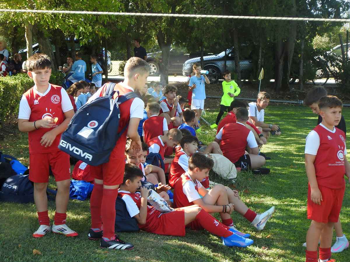 Παιδιά παίζουν ποδόσφαιρο στο Πανθεσσαλικό Τουρνουά στη Μπαλκούρα