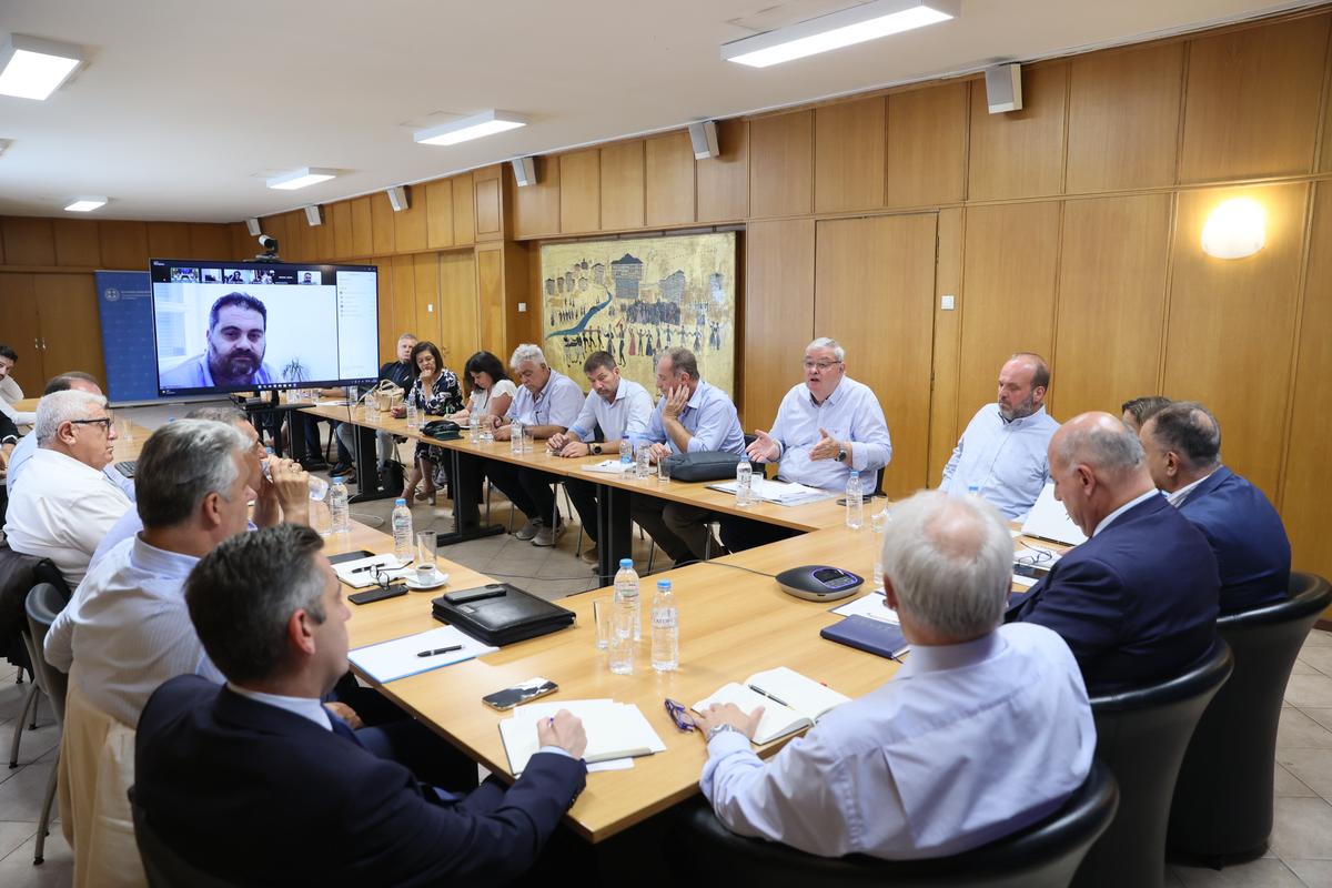 Προώθ.:  Δ.Τ Σύσκεψη Κώστα Τσιάρα με Περιφερειάρχες για την ευλογιά – Σχέδιο δέκα ημερών με σταθμούς απολύμανσης σε οδικούς άξονες και αυστηροποίηση μέτρων